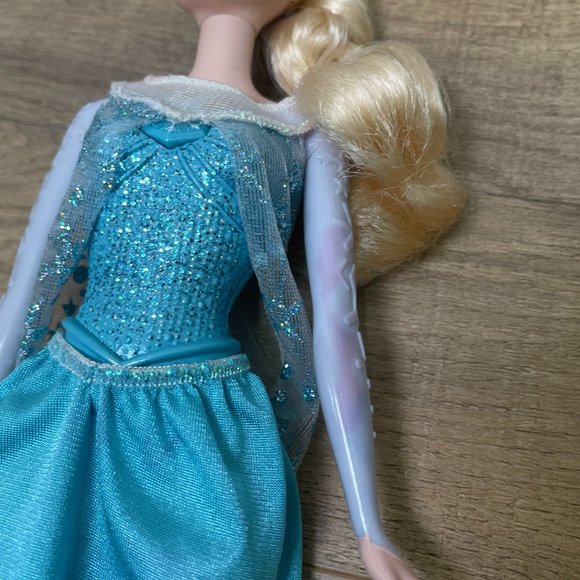 Disney Princess Singing Dolls Anna and Elsa - Picture 2 of 4